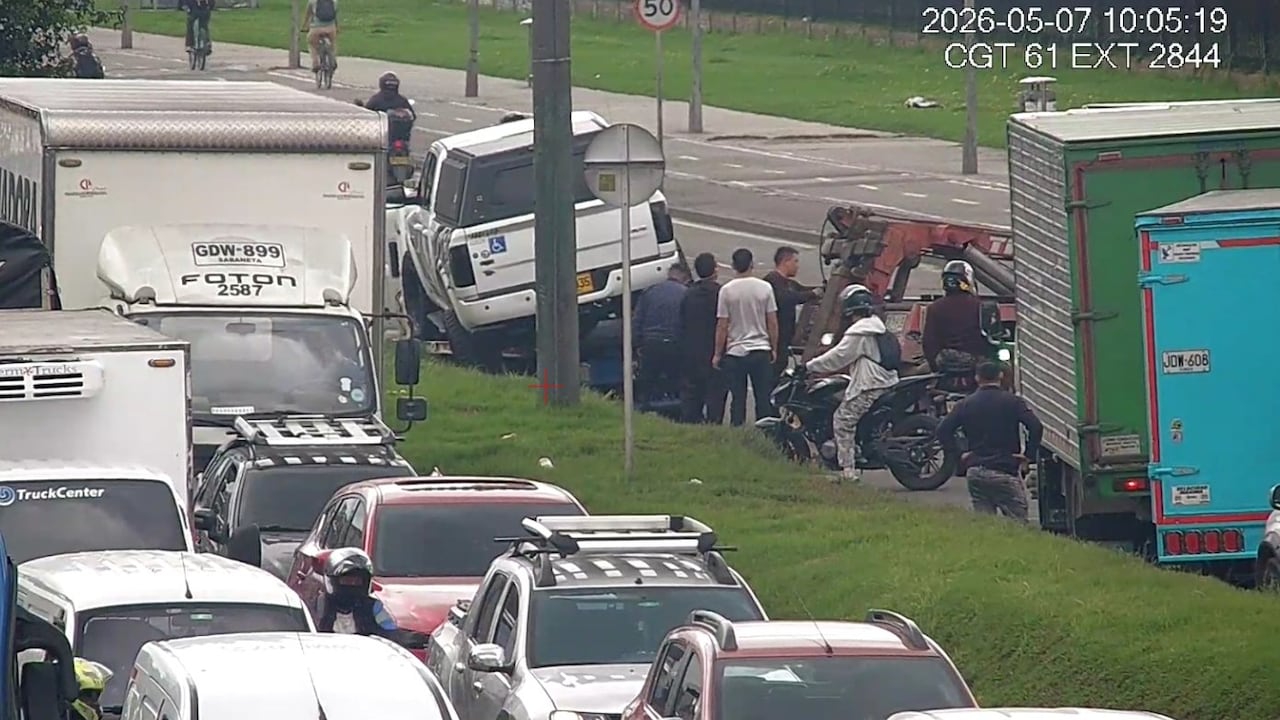 Vehículo varado causa afectación vial en la Av. Cali con calle 22.