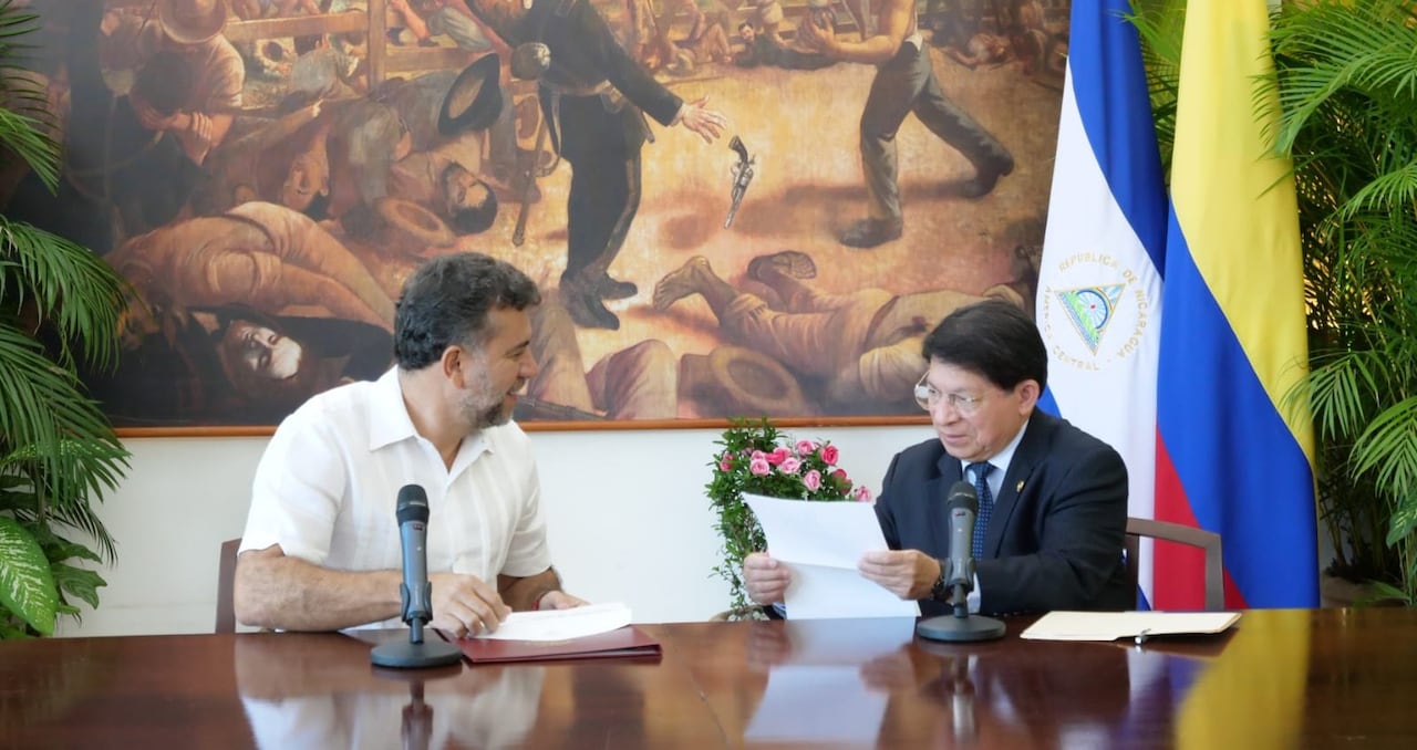 León Fredy Muñoz y el canciller de Nicaragua, Denis Moncada.