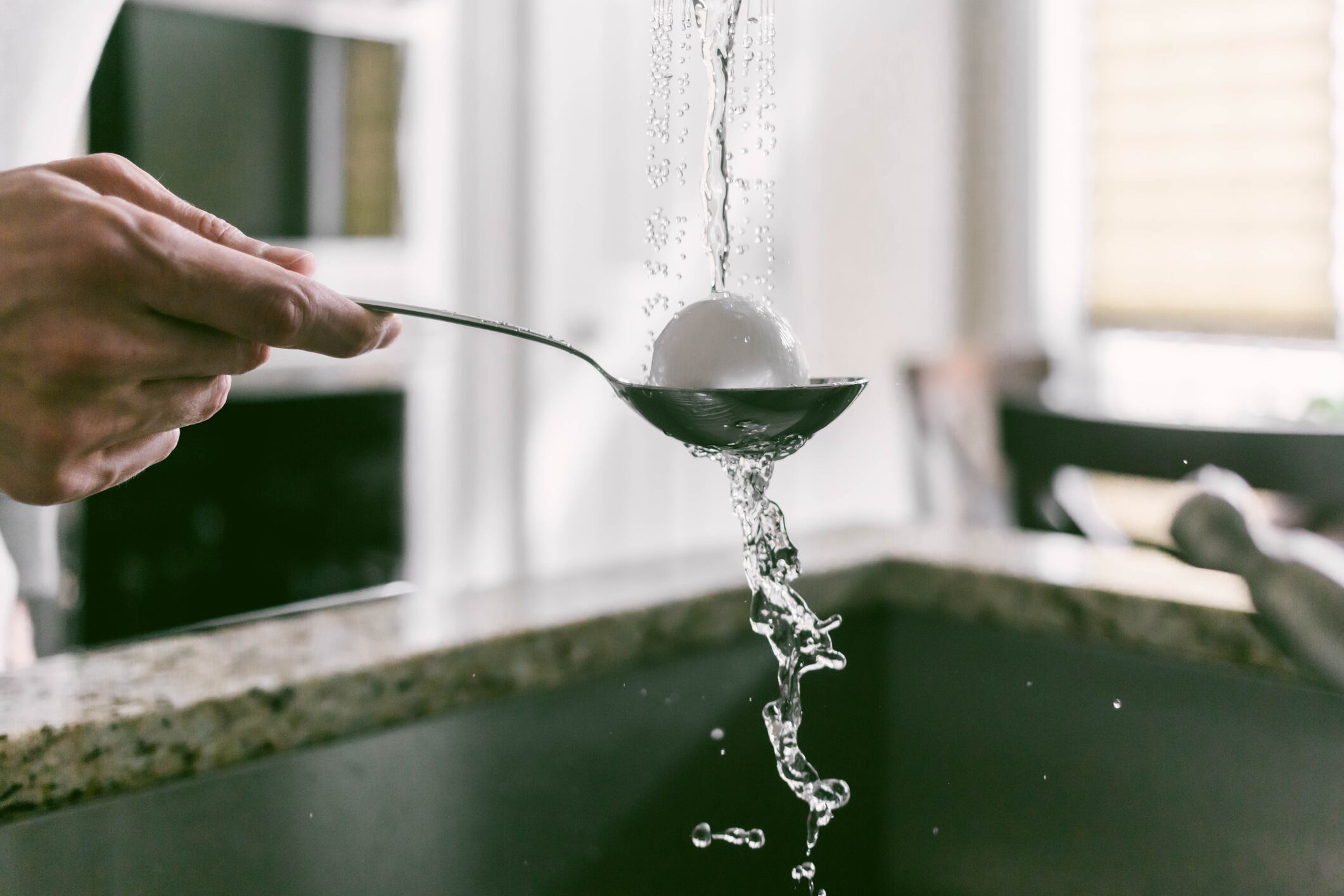 El huevo y agua son dos elementos que pueden ser usados para atraer la abundancia.