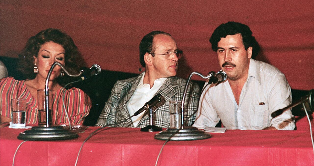   Escobar junto a Virginia Vallejo y Humberto Barrera, exmagistrado de la Corte Suprema de Justicia y uno de los abogados de los hermanos Ochoa.