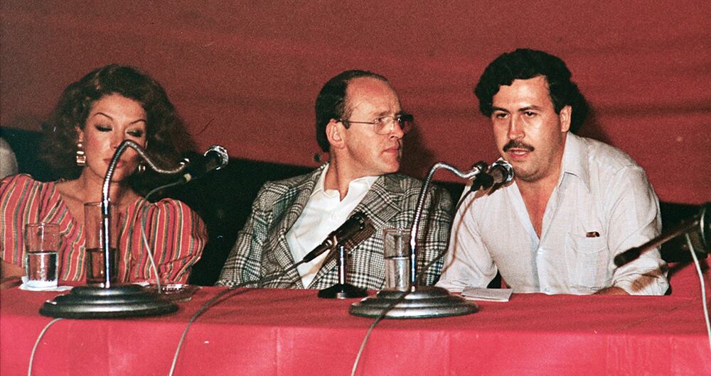   Escobar junto a Virginia Vallejo y Humberto Barrera, exmagistrado de la Corte Suprema de Justicia y uno de los abogados de los hermanos Ochoa.