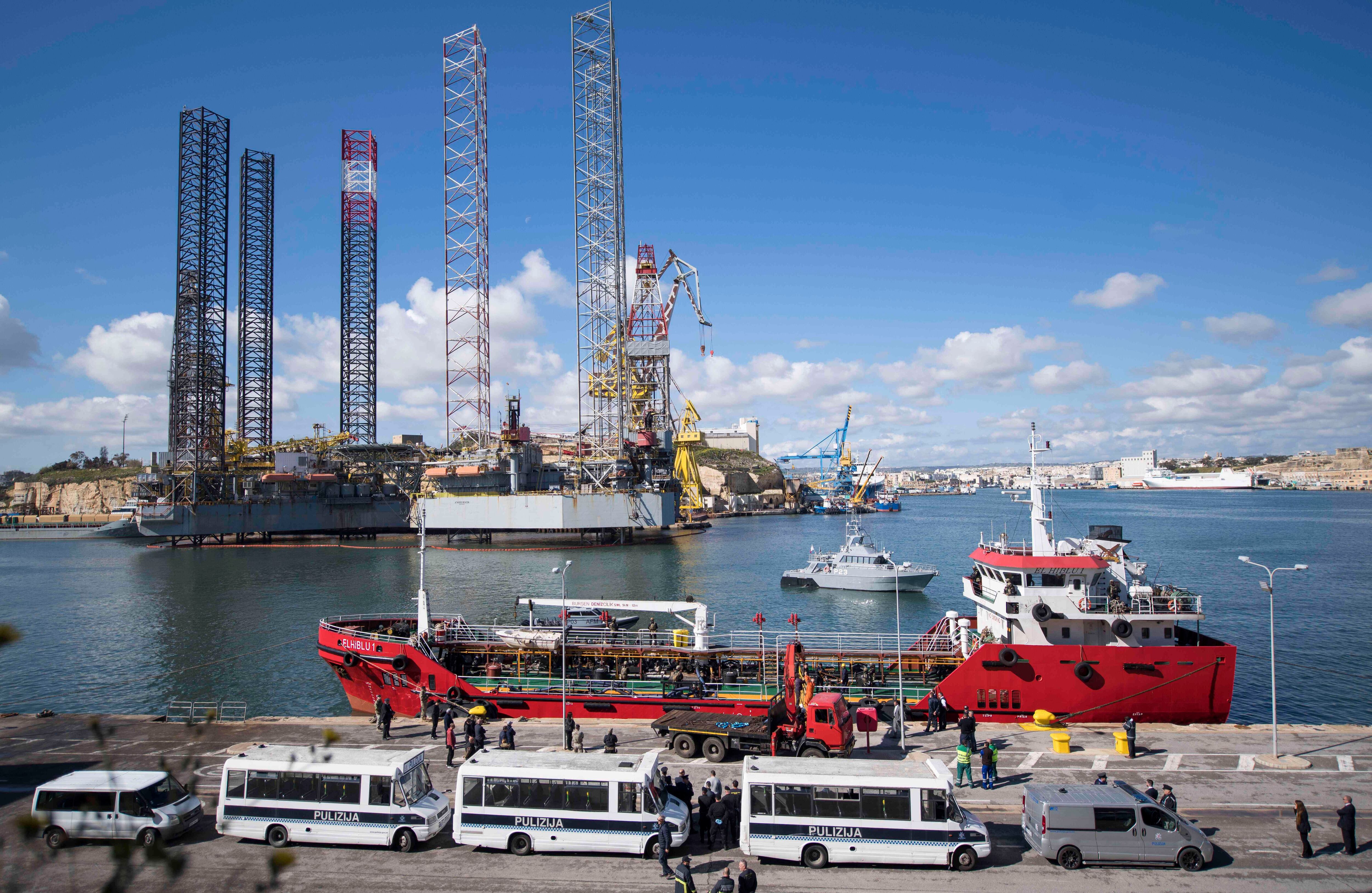 El buque petrolero llega a las costas de Malta, mientras un grupo de policías y agentes de inmigración esperan a los venidos de Libia para judicializarlos o devolverlos al Norte de África. Foto: Rene' Rossignaud/AP.