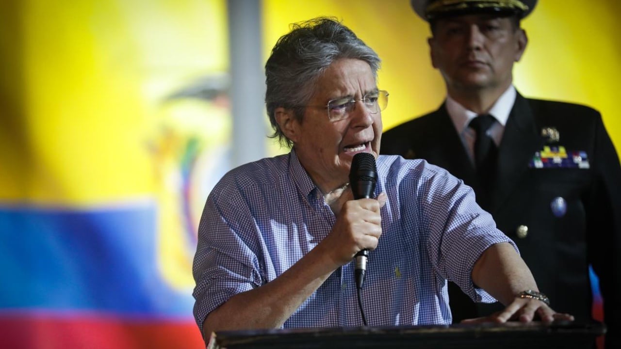 El presidente de Ecuador, Guillermo Lasso, da un discurso luego de decretar el estado de excepción en el país