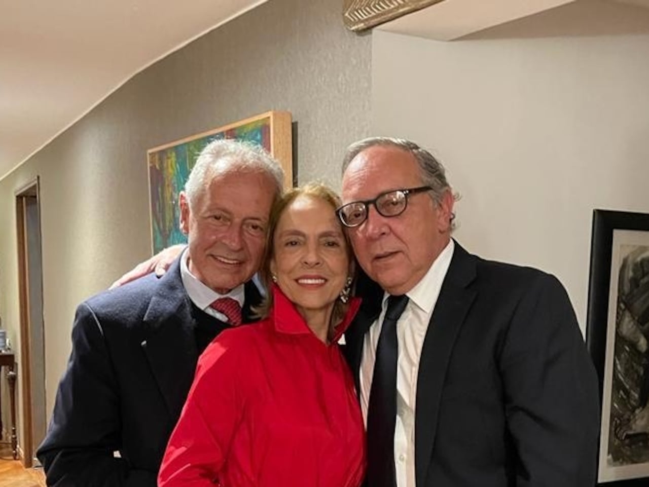 Juliana Márquez junto a sus hermanos Augusto y Hernando Márquez Tono.