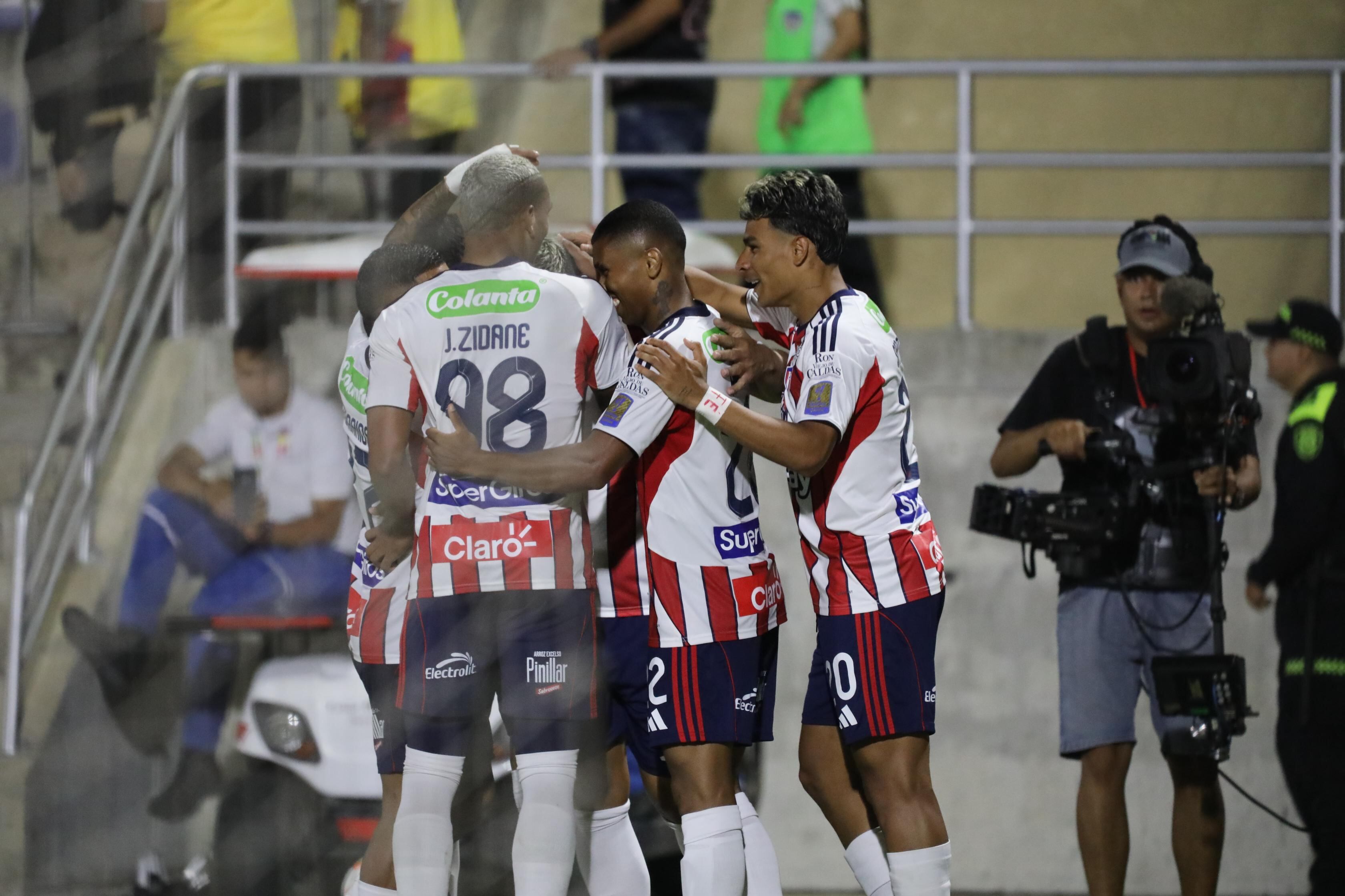 Junior de Barranquilla celebrando su triunfo sobre Atlético Bucaramanga.