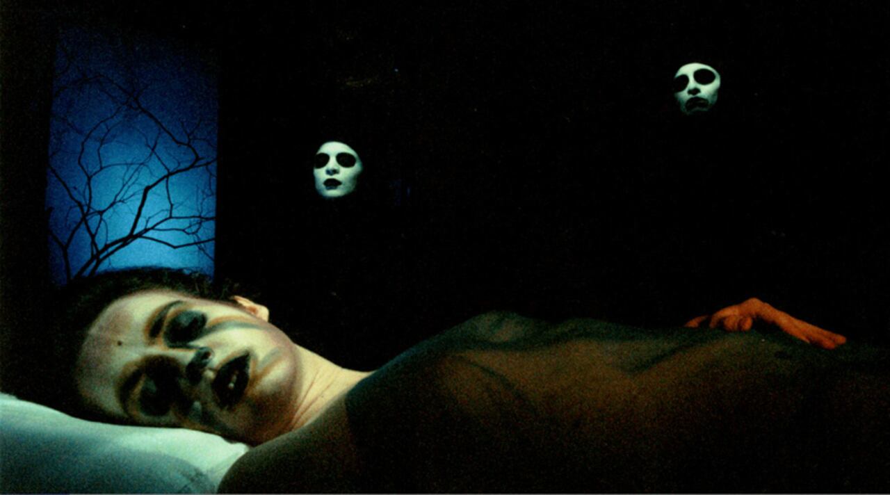 En esta obra, donde el máximo movimiento es la quietud, el espectador podrá encontrar paisajes de autores surrealistas como: Magritte, Delvaux e incluso Dalí.