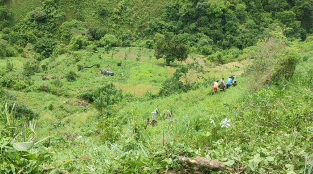 Vehículo de la UNP rodó por un abismo y dejó tres personas afectadas en Antioquia.