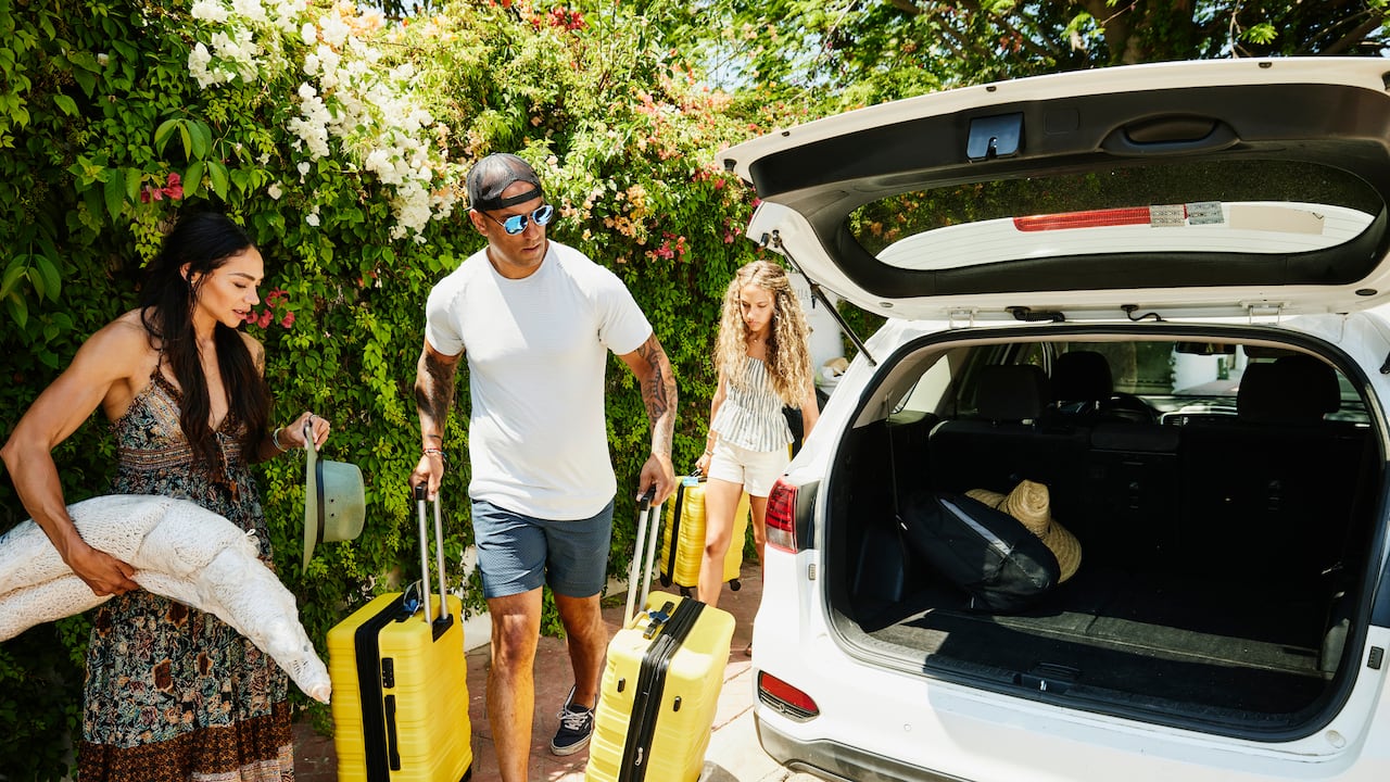 Varias personas se preparan para viajar durante el puente festivo.