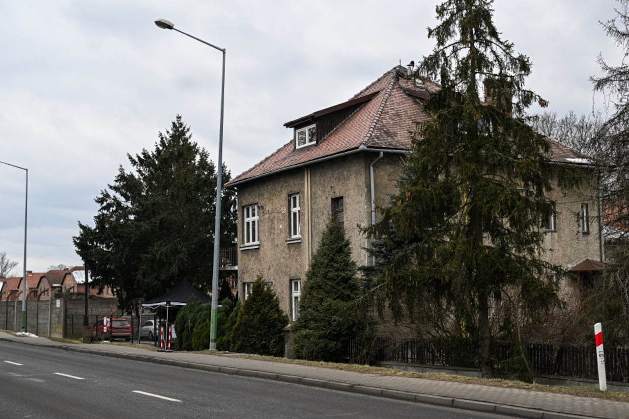OSWIECIM, POLONIA - 26 DE ENERO: Una vista de la Casa 88, la antigua residencia del comandante de Auschwitz, Rudolf Hoss, el 26 de enero de 2025 en Oswiecim, Polonia. La casa del comandante de Auschwitz durante la Segunda Guerra Mundial, Rudolf Hoss, se abre por primera vez a los visitantes. La casa fue el tema de la película "La zona de interés". (Foto de Omar Marqués/Getty Images)