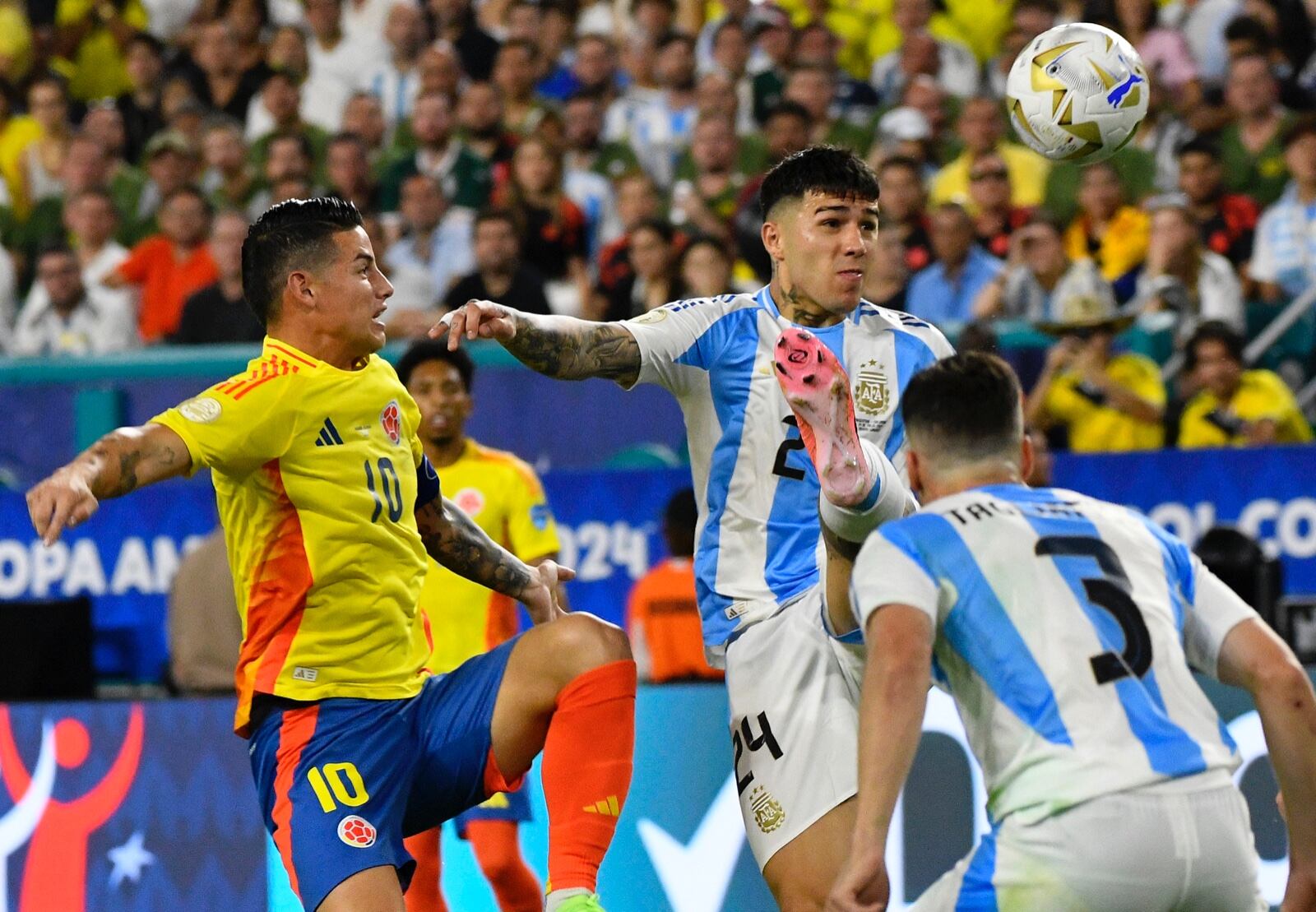 James Rodríguez y Enzo Fernández durante la final de la Copa América 2024.