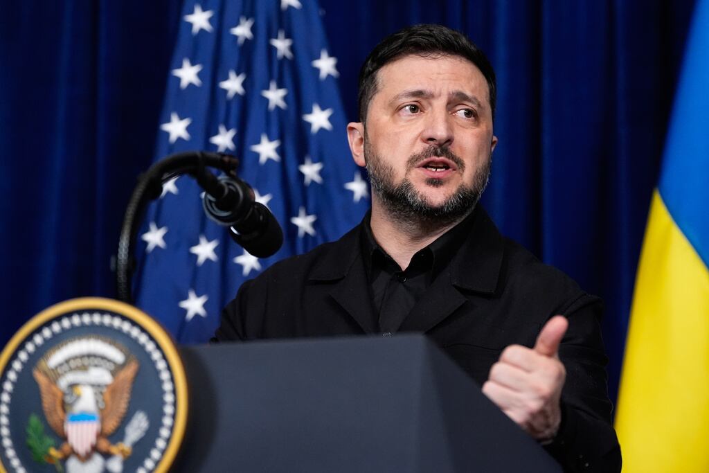 El presidente de Ucrania, Volodymyr Zelenskyy, habla durante una conferencia de prensa conjunta con el presidente Donald Trump tras una reunión en el club Mar-a-Lago de Trump, el domingo 28 de diciembre de 2025