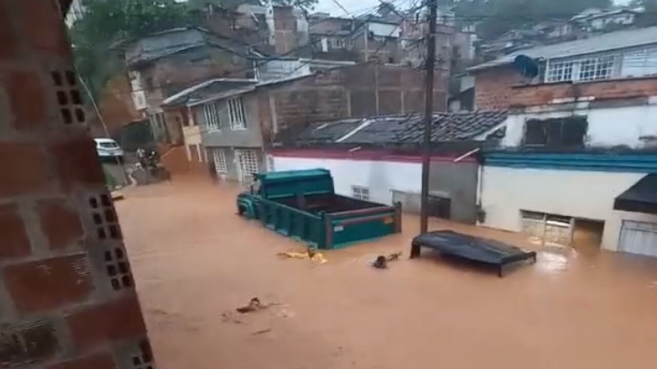 Una calle del barrio San José de Sevilla, Valle, quedó completamente inundada.