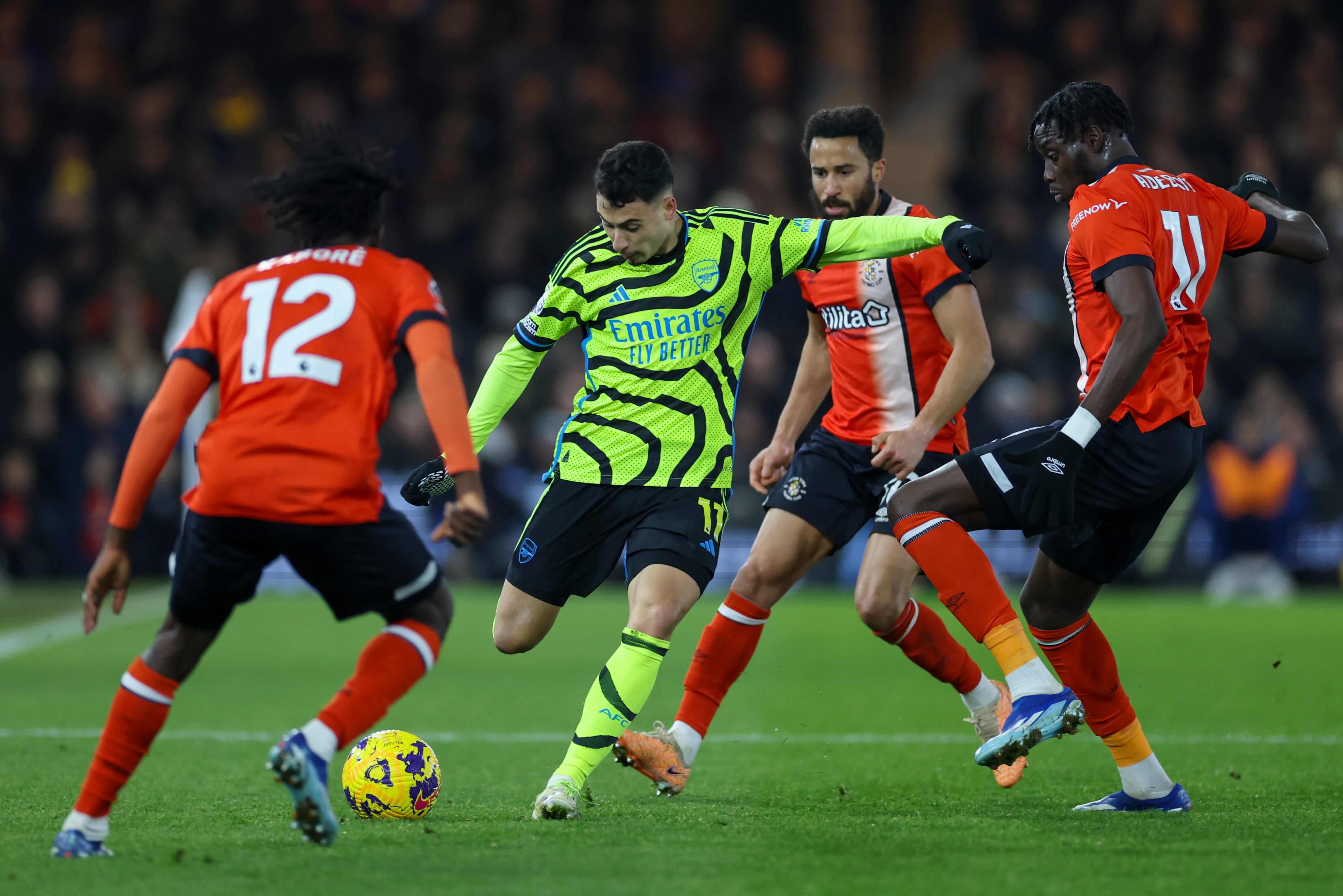 Gabriel Martinelli del Arsenal, segundo a la izquierda, controla el balón durante el partido de fútbol de la Liga Premier inglesa entre Luton y Arsenal en Kenilworth Road, Luton, Inglaterra, el martes 5 de diciembre de 2023. (Foto AP/Ian Walton)
