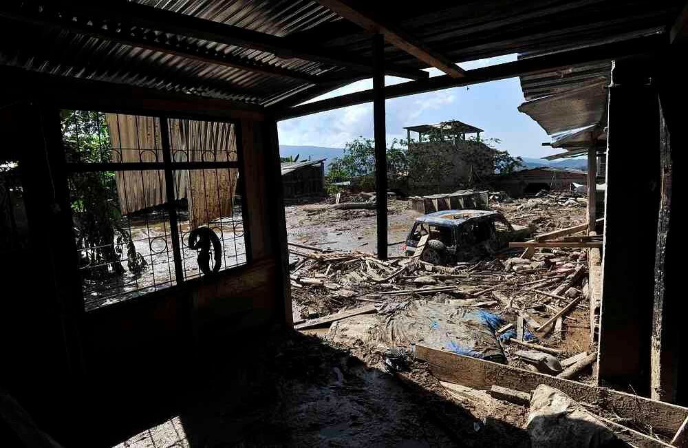El carro, que según sobrevivientes, pertenecía a Corpoamazonía, permanece aún sepultado bajo el lodo el martes 4 de abril de 2017, luego que la noche del 31 de marzo una avalancha provocada por el desbordamiento de tres ríos (el Mocoa, Mulato y Sangoyaco), arrasó con todo lo que encontró a su paso. Hasta el momento la cifra de muertos se eleva a  por lo menos 262 victimas y un indeterminado numero de desaparecidos. Foto: Carlos Julio Martínez / Enviado Especial de Semana