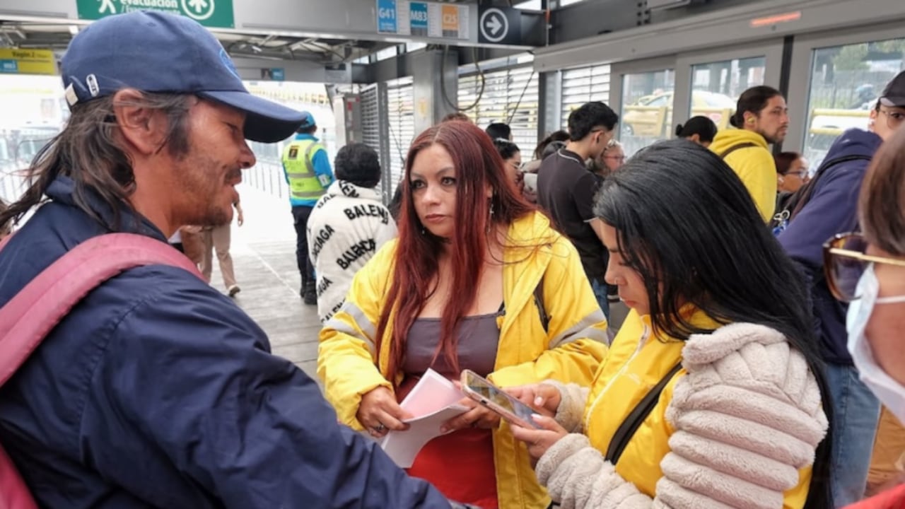 La Secretaría de Integración Social y TrasnMilenio realizan jornadas para apoyar a habitantes de calle en Bogotá
