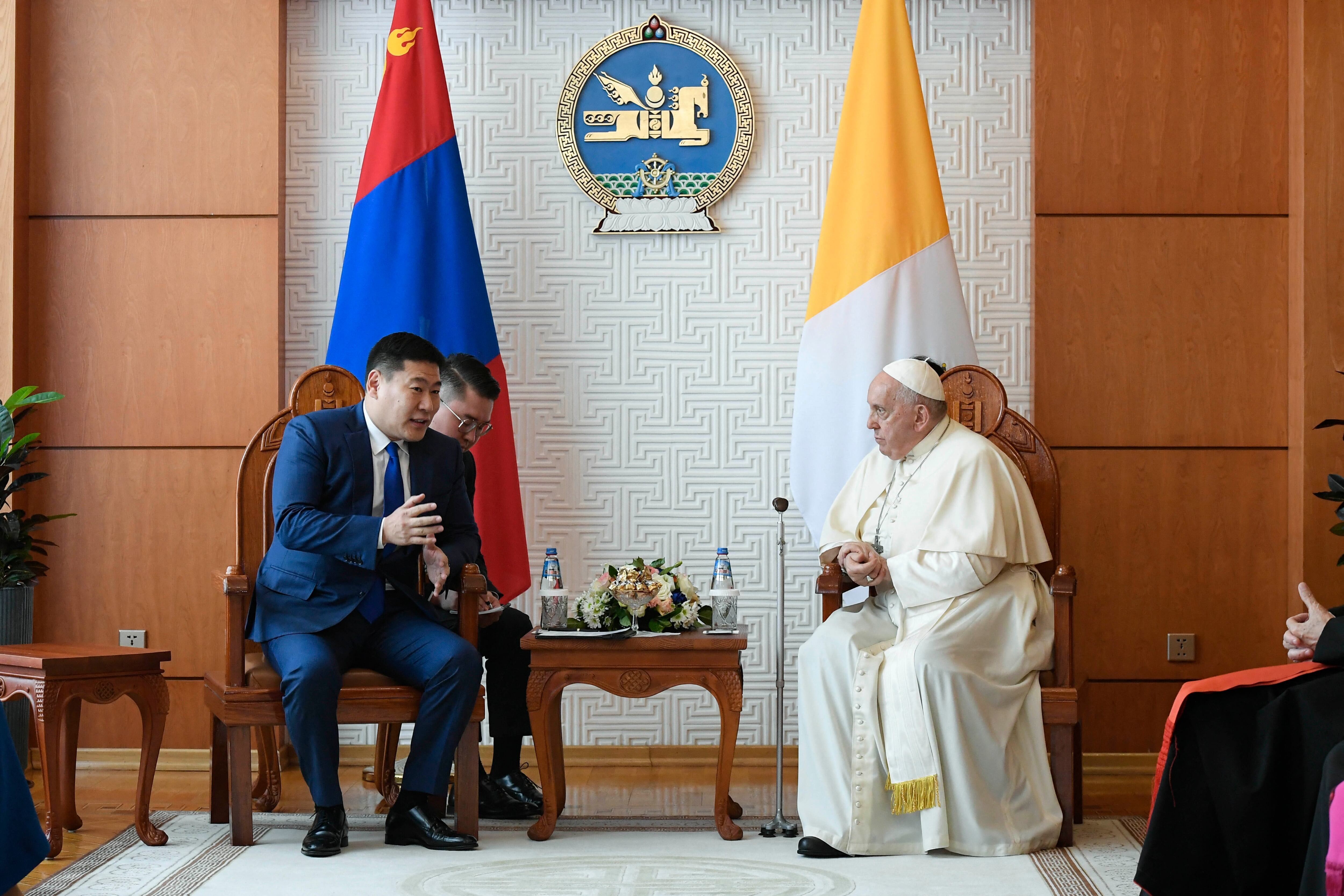 El domingo, el pontífice pronunciará un discurso durante una reunión interreligiosa a la que debe asistir el rector de la Iglesia ortodoxa rusa de Ulán Bator. Después oficiará una misa en un campo de hockey sobre hielo recientemente construido.