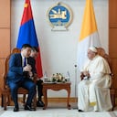 Esta fotografía tomada y publicada por Vatican Media el 2 de septiembre de 2023 muestra al Papa Francisco (derecha) y al primer ministro de Mongolia, Oyun-Erdene Luvsannamsrai, manteniendo una reunión en Ulán Bator. (Foto por Folleto / MEDIOS VATICANOS / AFP) / RESTRINGIDO A USO EDITORIAL - CRÉDITO OBLIGATORIO "AFP FOTO / MEDIOS VATICANOS " - SIN MARKETING - SIN CAMPAÑAS PUBLICITARIAS - DISTRIBUIDO COMO SERVICIO A LOS CLIENTES
