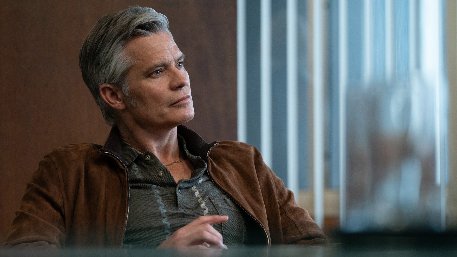 Los proyectos que Tim Olyphant escoge cargan filo,  ingenio, inteligencia, intriga. Esta serie de siete capítulos confirma la tendencia.