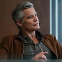 Los proyectos que Tim Olyphant escoge cargan filo, ingenio, inteligencia, intriga. Esta serie de siete capítulos confirma la tendencia.