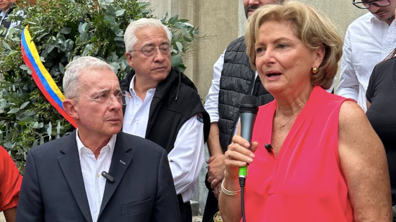 El expresidente Álvaro Uribe y Pilar Velilla, exdirectora del Museo de Antioquia, en el homenaje a Fernando Botero en Medellín.
