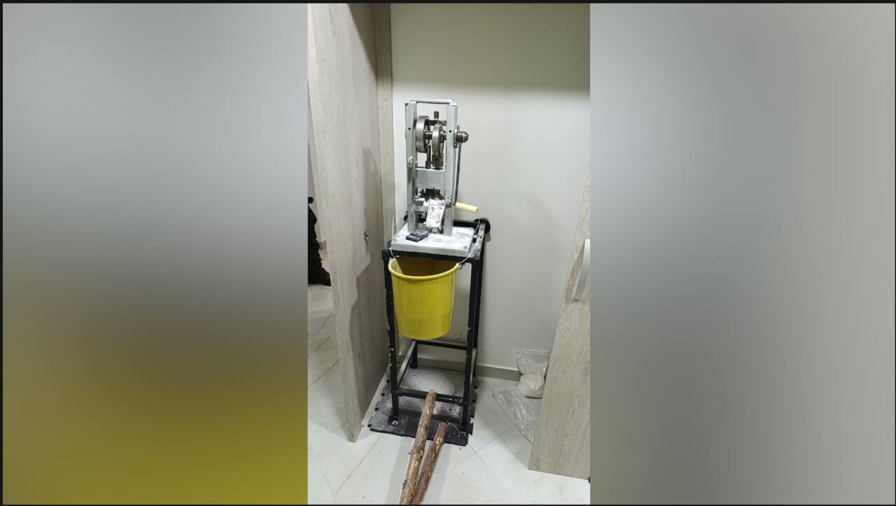 Maquina con la que la red mezclaba varios productos para crear drogas sintéticas.