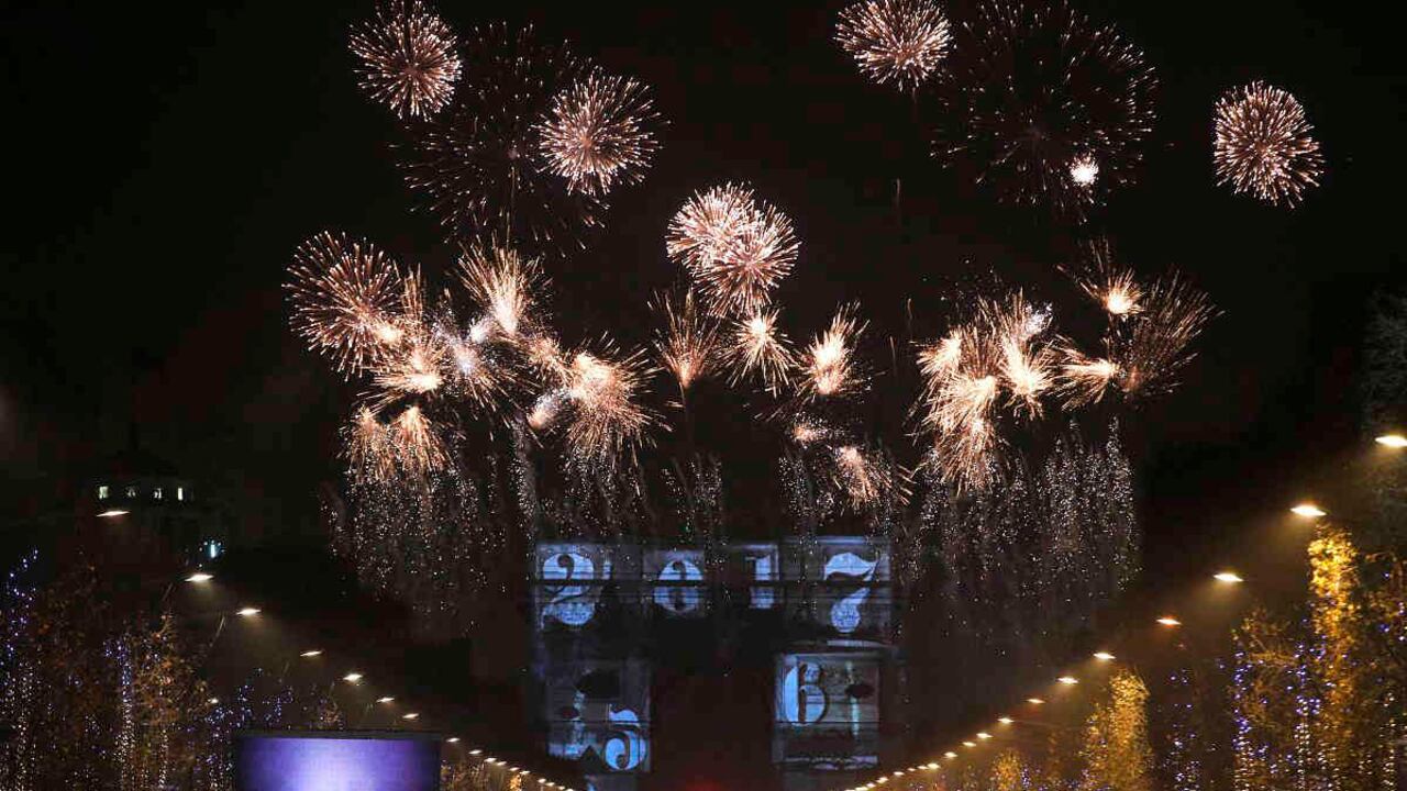 La llegada del 2017 en medio de fuegos artificiales sobre el Arco del Triunfo como parte de las celebraciones de Año Nuevo en los Campos Elíseos, en París, Francia. (AP Photo / Christophe Ena)