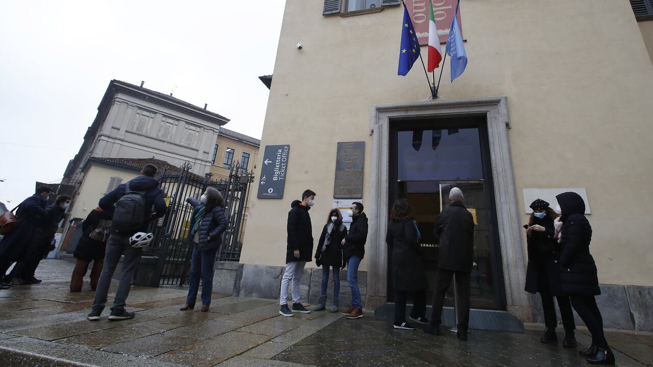 Visitantes esperan para entrar a ver "La última cena" de Leonardo da Vinci en el convento Santa Maria delle Grazie, en Milán, Italia, el martes 9 de febrero de 2021. "La última cena" reabrió el martes al público tras un segundo cierre debido a la pandemia de covid-19.