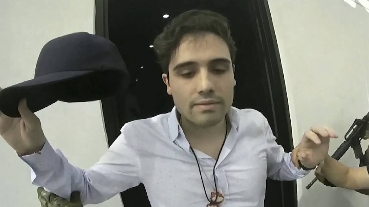 Esta captura de video del 17 de octubre de 2019 proporcionada por el gobierno mexicano muestra a Ovidio Guzmán López en el momento de su detención, en Culiacán, México.