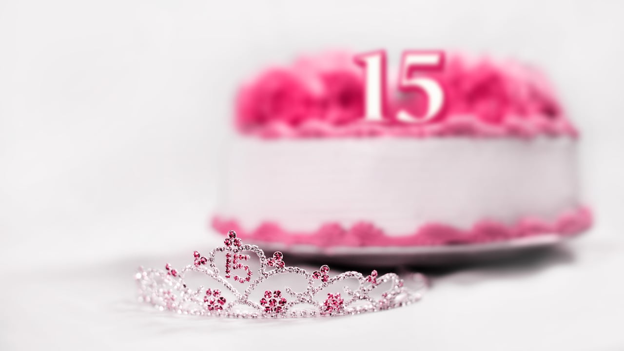 Mujer incurre en impertinencia y arruina baile en fiesta de quince.