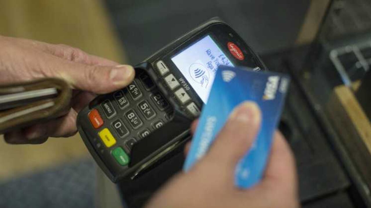 En el país existen cerca de 13.5 millones de tarjetas vigentes que a octubre tenían un cupo disponible para los usuarios de $36,7 billones. Foto: Bloomberg.