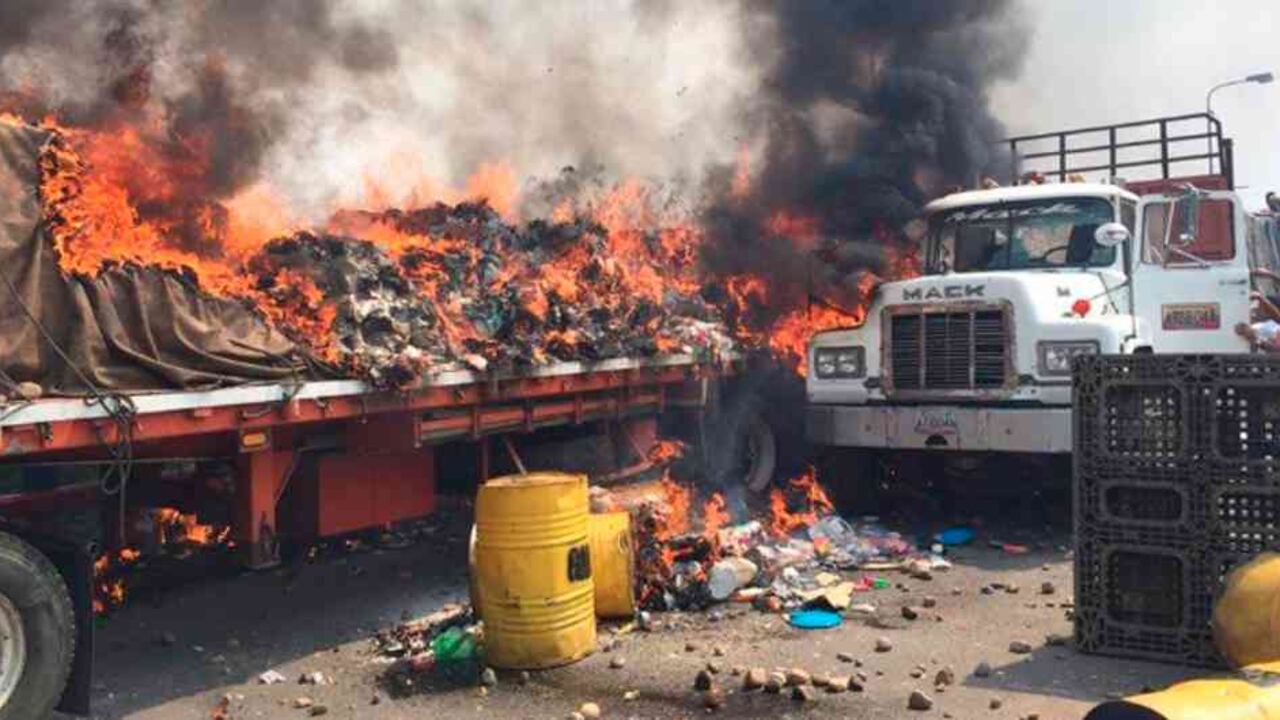 Varios de los camiones que contenían la ayuda humanitaria terminaron quemados.