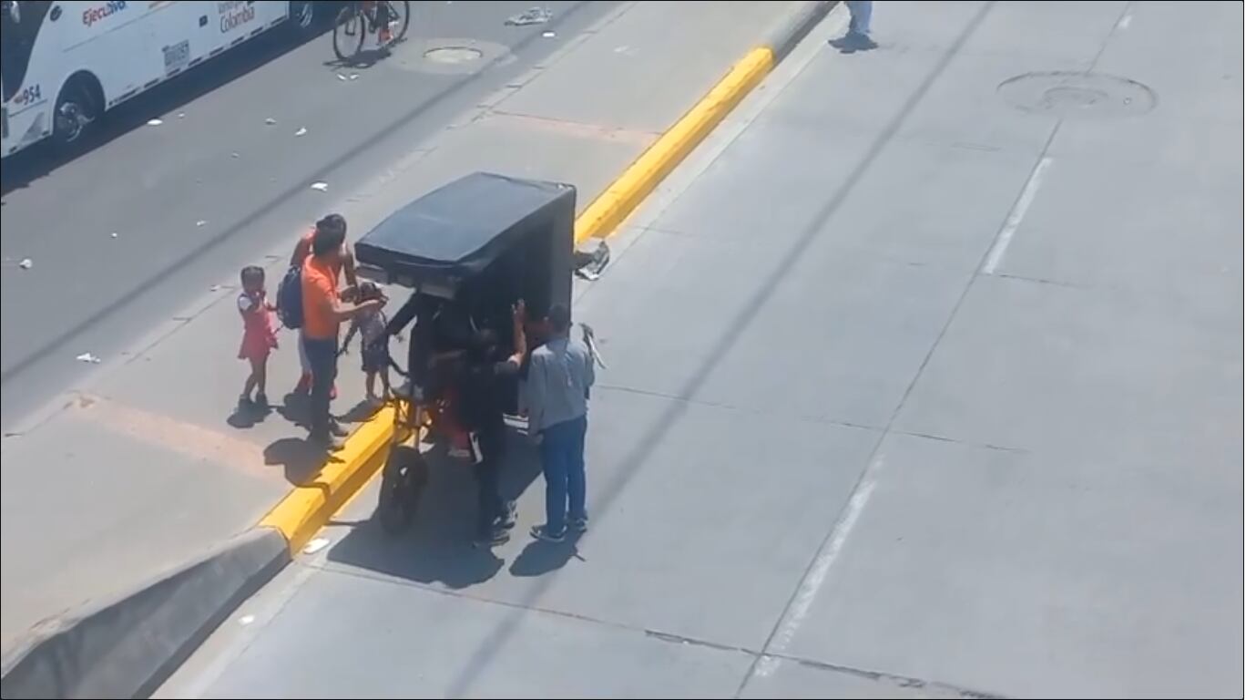 Bicitaxis amenazados en la autopista sur.