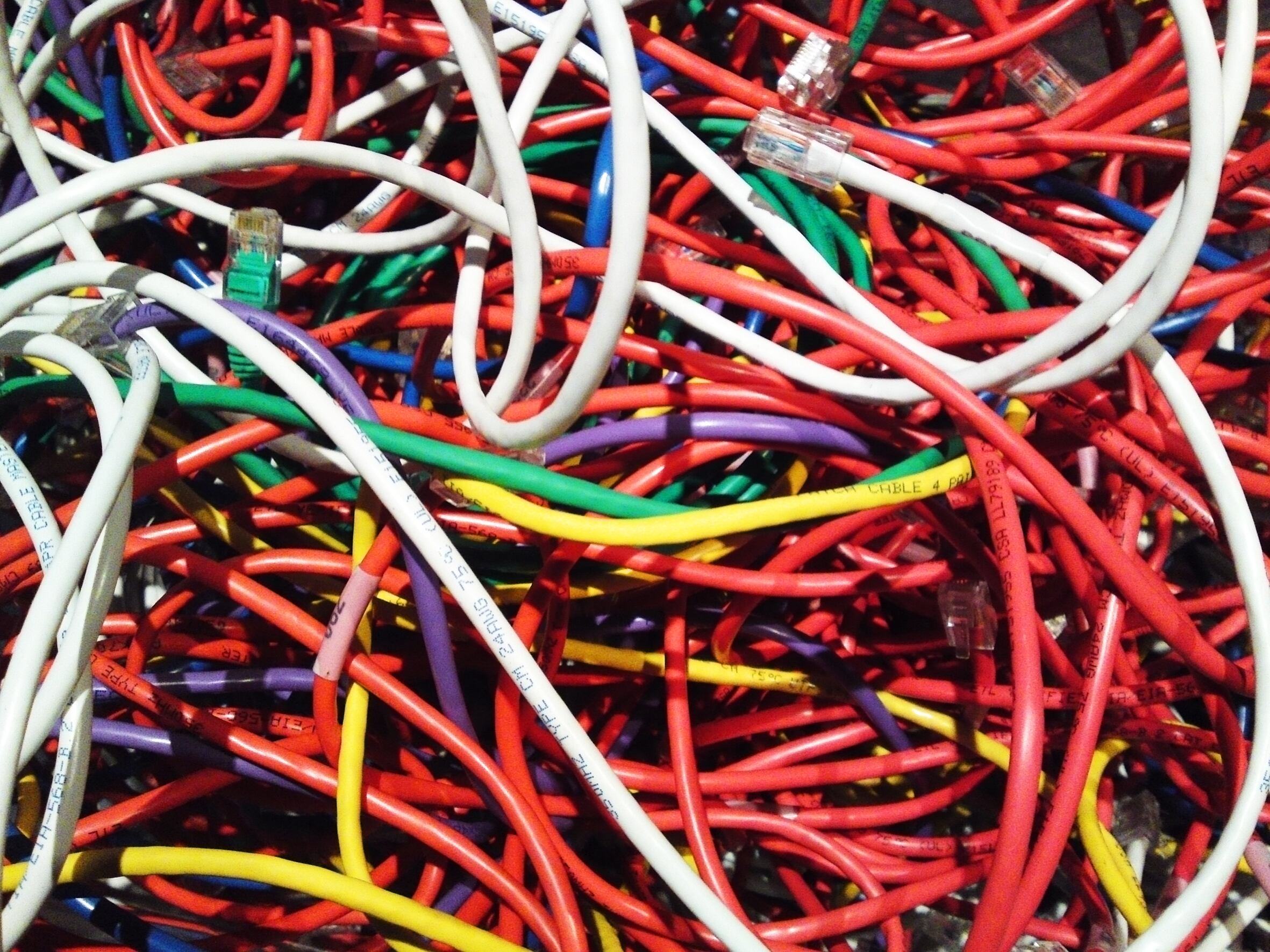 Donde algunos han visto cables y restos de electrodomésticos dañados, estos innovadores han visto oportunidades de ayudar a su comunidad.