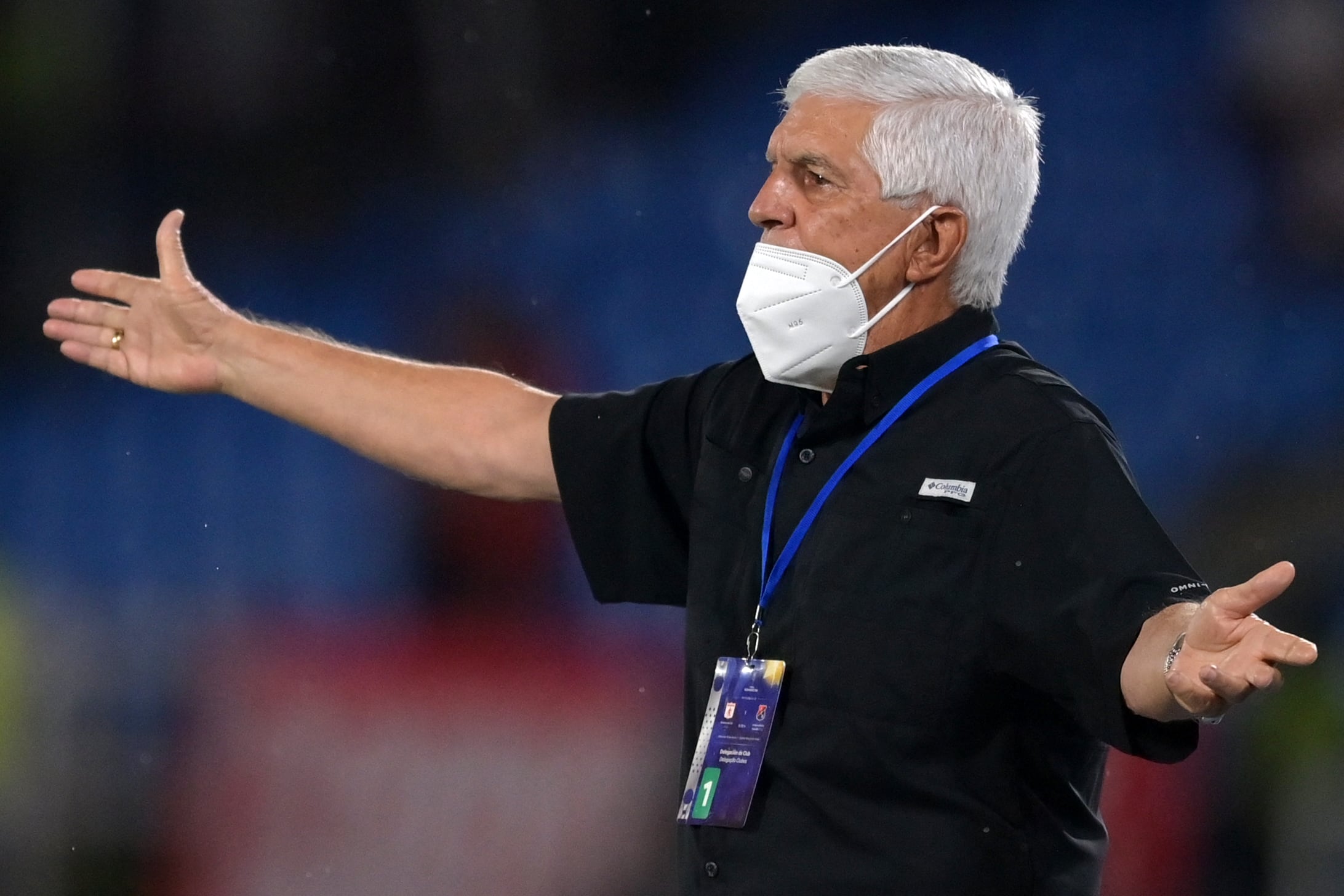 Julio Comesaña, técnico de Medellín en el juego con América