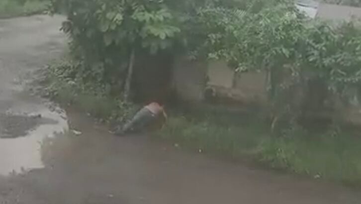 Tras ser abandonado por su cómplice arrastra, hacia una casa que parece abandonada, atraviesa una maleza y, al parecer, logra esconderse.