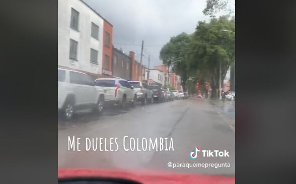 Camionetas cerca a la sede del partido Comunes