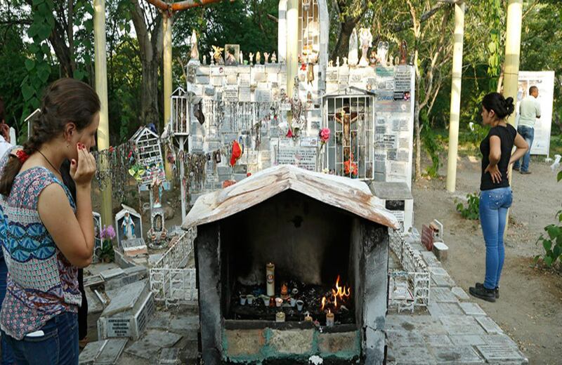 En homenaje a Omayra, la niña de 13 años que murió frente a las cámaras de televisión atrapada entre escombros y fango, se construyó este templo abarrotado de lápidas, crucifijos, escapularios, juguetes, velas y otras ofrendas que venden allí mismo. La mayoría de los armeritas rechaza que la tragedia de la menor se haya convertido en un negocio. 