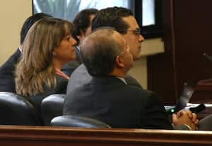 A la izquierda, la exdirectora del IDU Liliana Pardo; a la derecha, de espaldas, el excontralor de Bogotá Miguel Ángel Moralesrussi, este jueves en la audiencia de medida de aseguramiento.