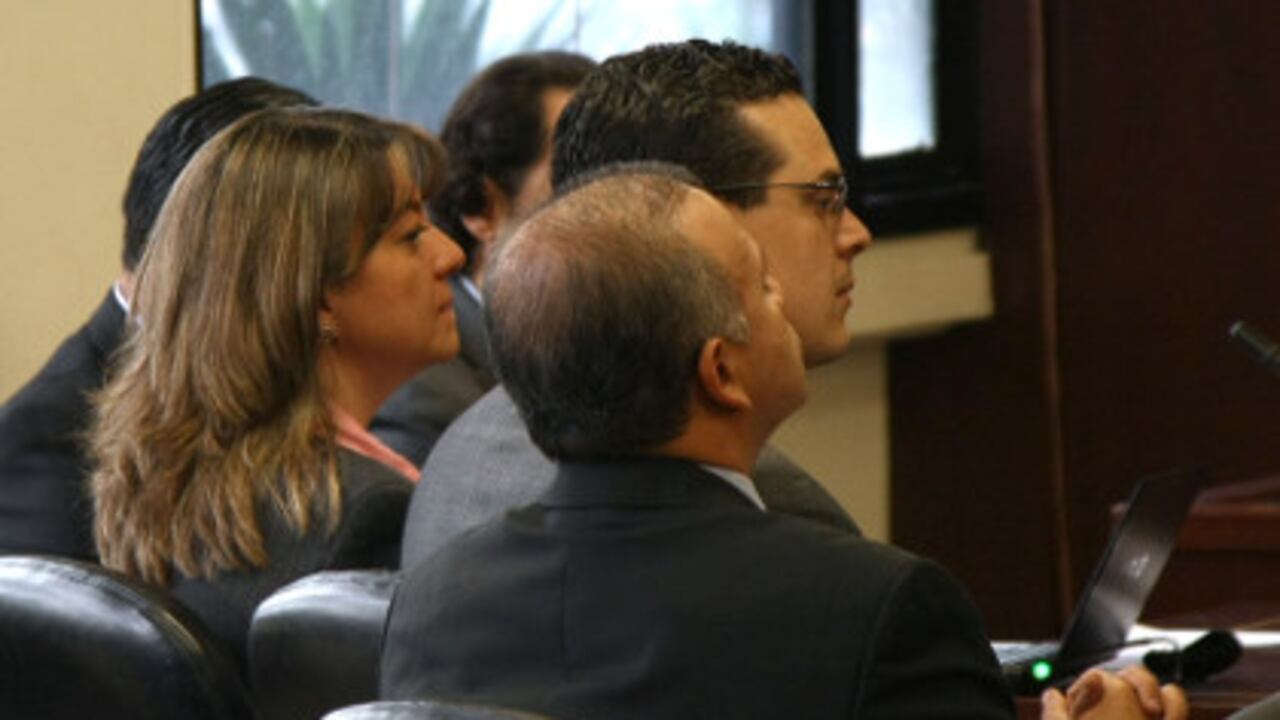 A la izquierda, la exdirectora del IDU Liliana Pardo; a la derecha, de espaldas, el excontralor de Bogotá Miguel Ángel Moralesrussi, este jueves en la audiencia de medida de aseguramiento.