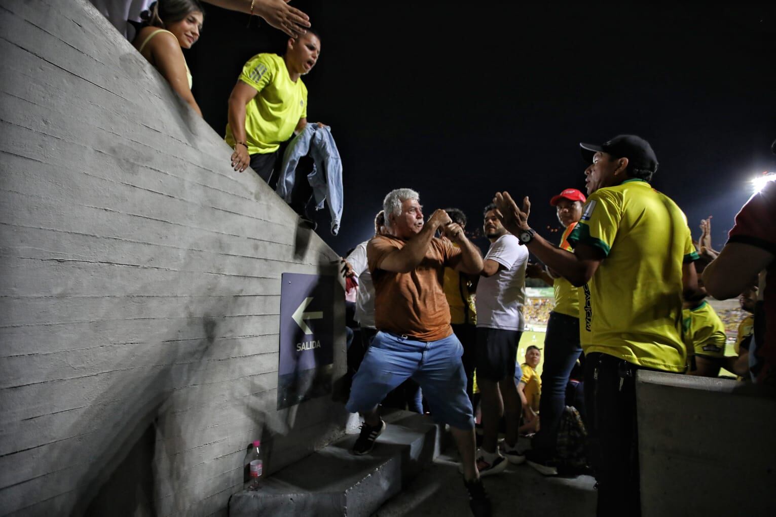 Estadio Alfonso López, Bucaramanga. Tribunas calientes.