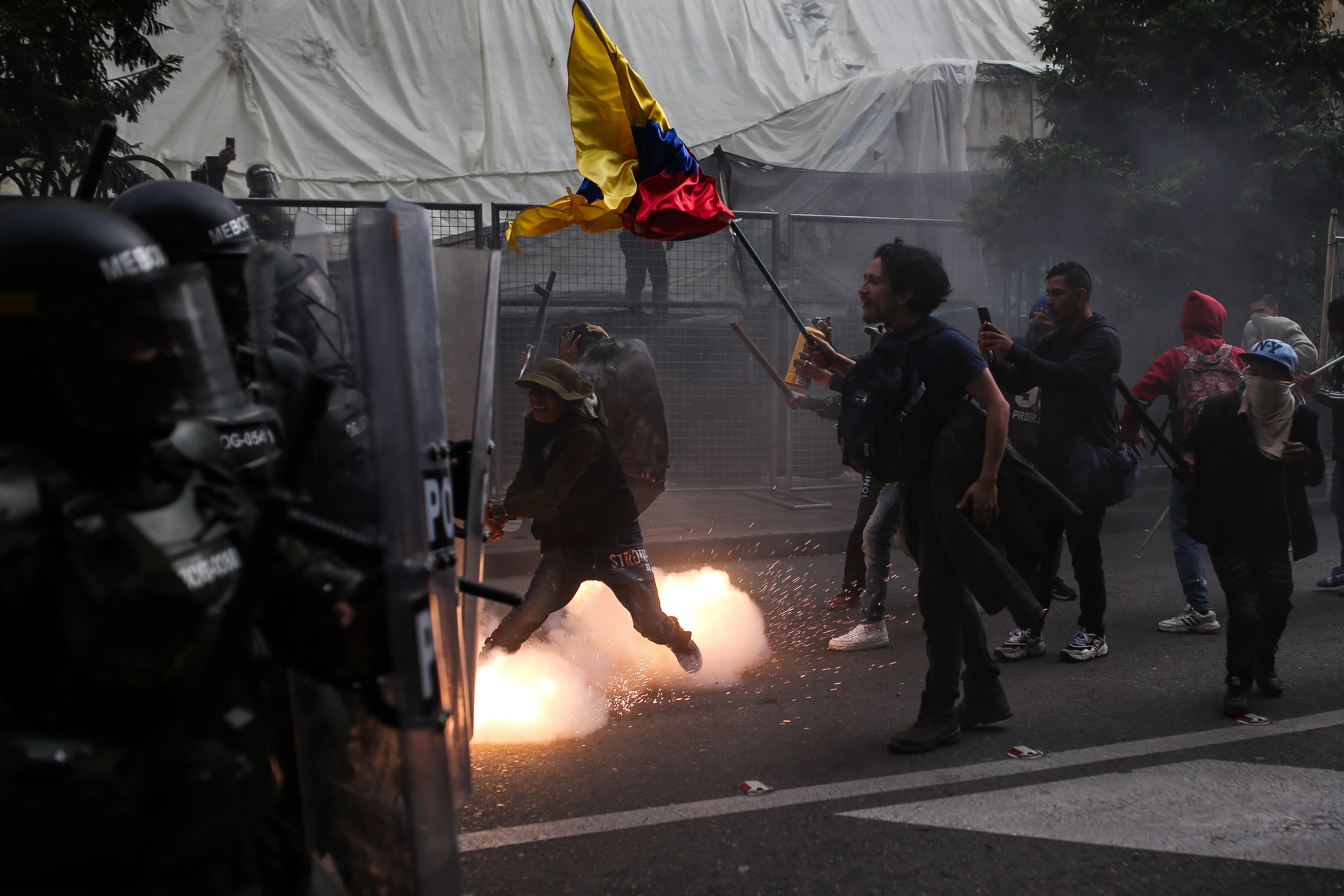Esmad despejando las entradas a la Corte 
Protestas
