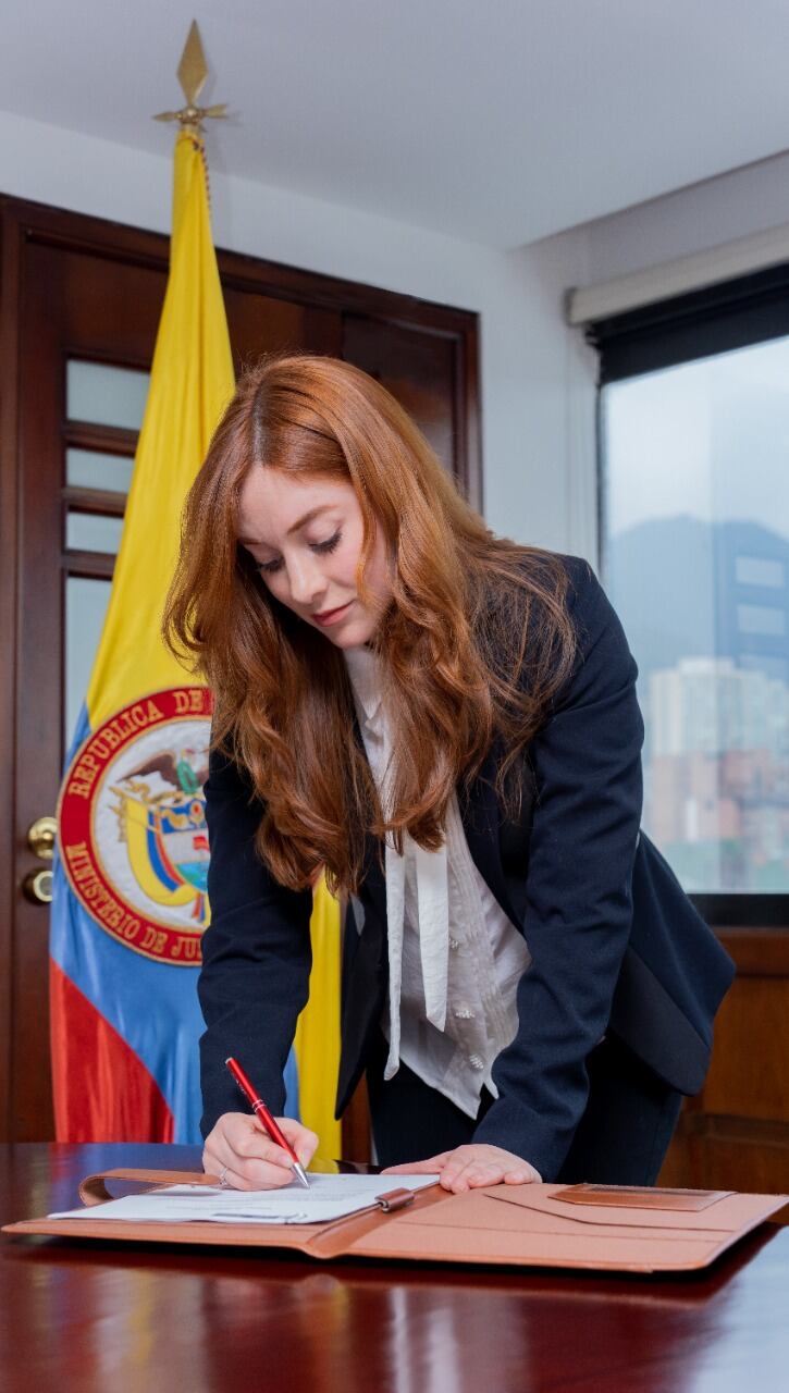 Miranda ha trabajado como asesora legislativa en temas relacionados con política de drogas e implementación del Acuerdo de Paz.