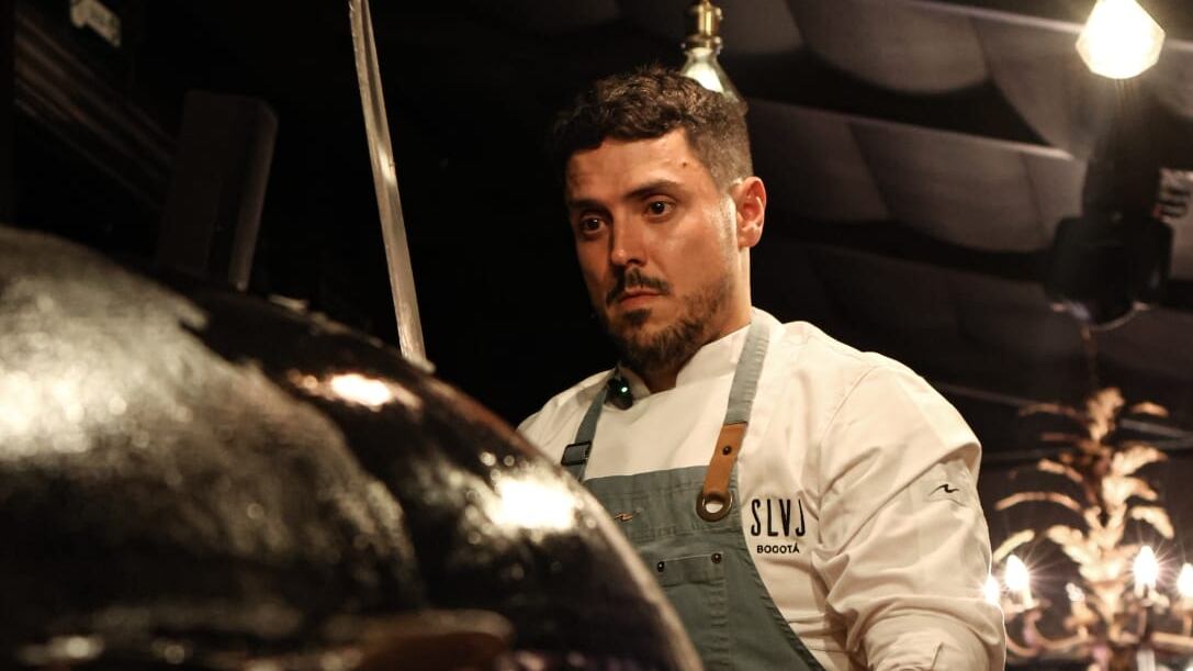 Fermín Azkue, chef ejecutivo y socio del Grupo Salvaje porcionando un atún de 392 kilos en medio de un roqueo en Bogotá.