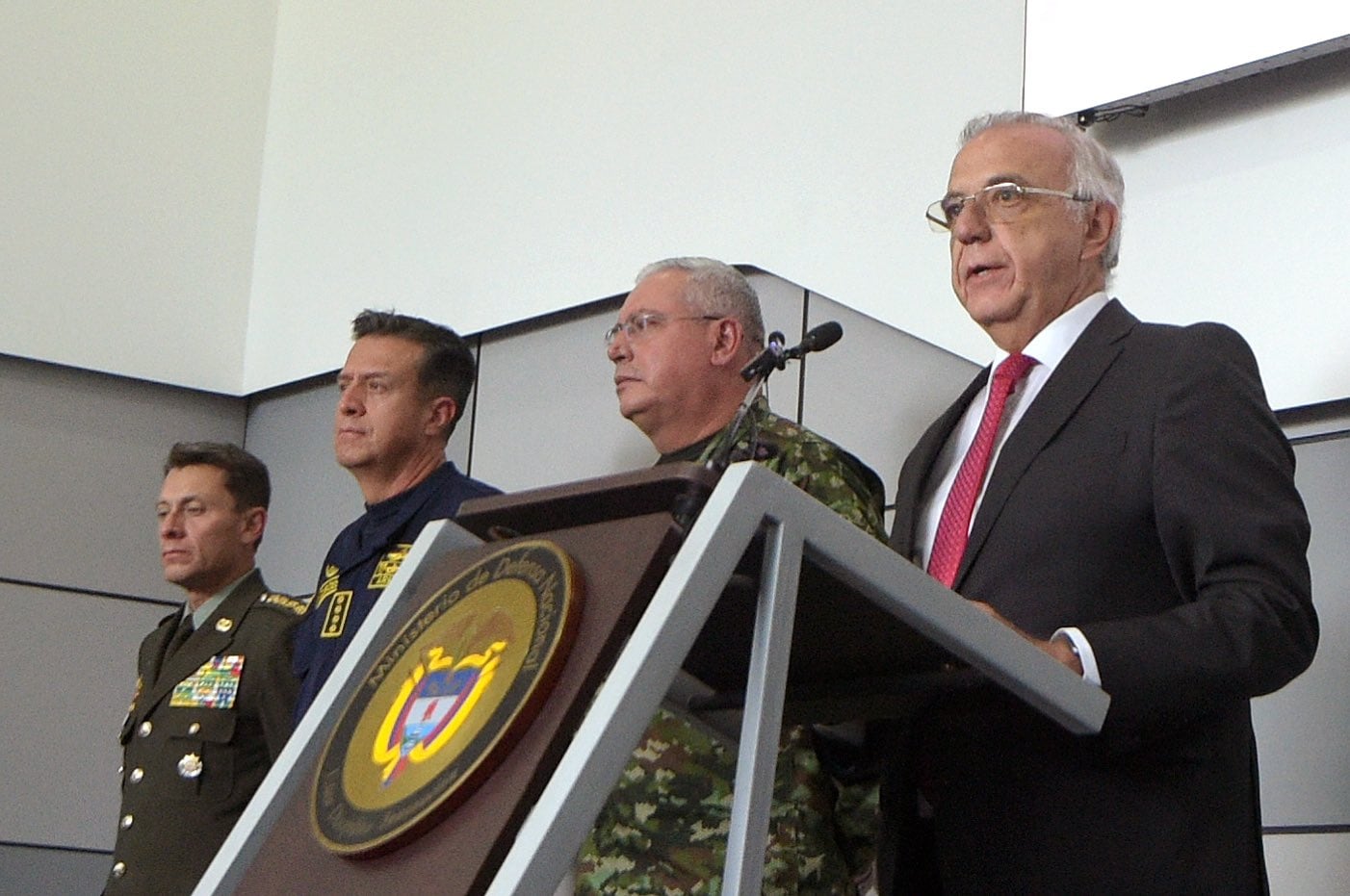 El Ministro de Defensa, Iván Velázquez, fue el encargado de dar el anuncio.