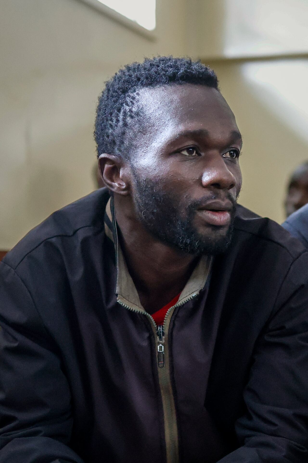 (ARCHIVOS) Collins Jumaisi Khalusha (L) de 33 años, habla con su representante legal (T) en los Tribunales de Justicia de Makadara en Nairobi el 16 de agosto de 2024. El keniano Collins Jumaisi Khalusha, de 33 años, quien según la policía confesó haber asesinado y desmembrado a 42 mujeres. escapó de una celda de la policía de Nairobi, junto con una docena de detenidos más, dijo la policía el 20 de agosto de 2024. (Foto de SIMON MAINA / AFP)