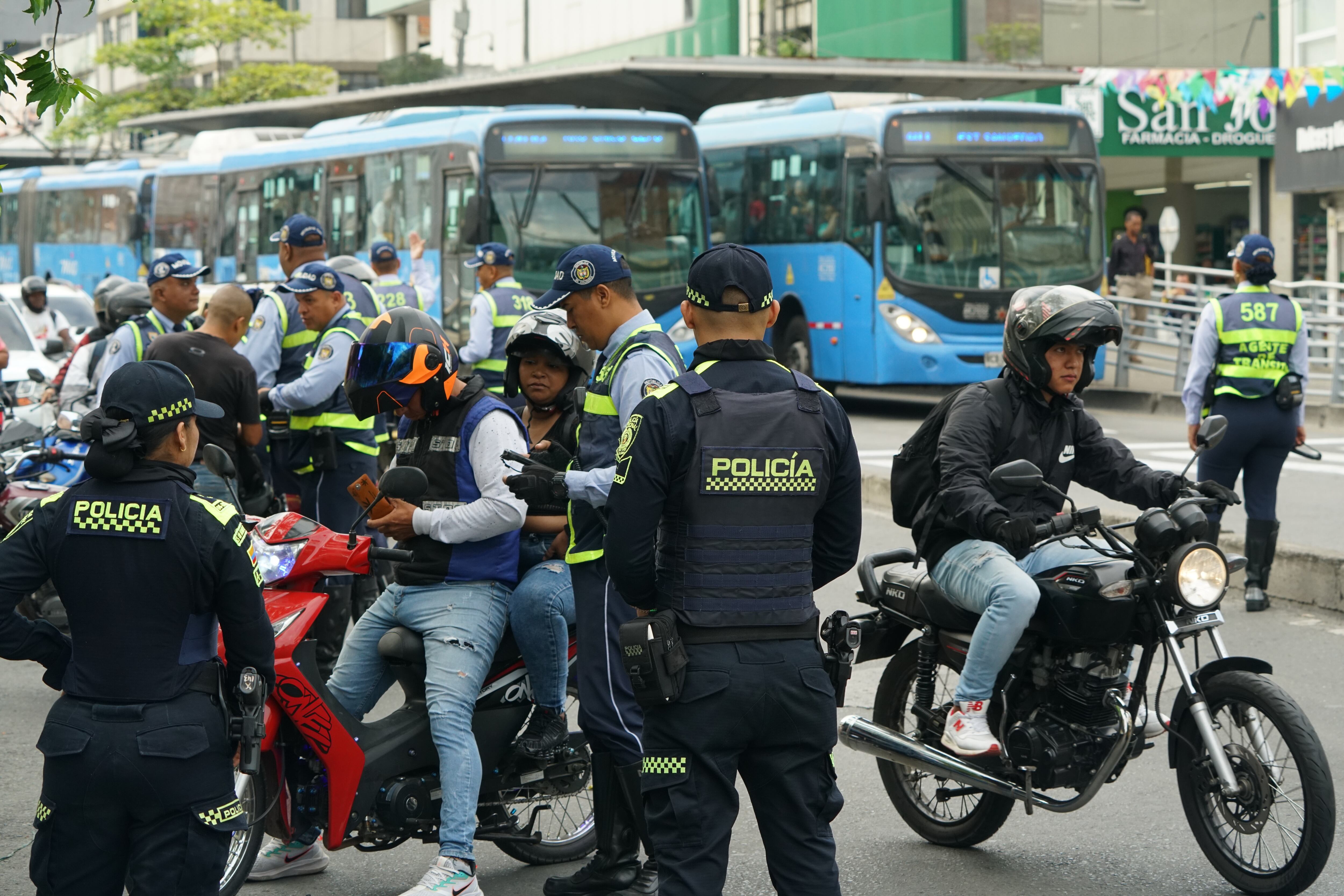 Continúan los operativos de Tránsito y Policía Nacional con el apoyo del ejército, hacia conductores de moto, dónde se exigen documentos al día. A pesar de las campanas que se vienen realizando a través de los medios de comunicación y redes sociales, son muchos los motociclistas que andan sin los documentos al día, ganándose multas e inmovilización del vehículo.