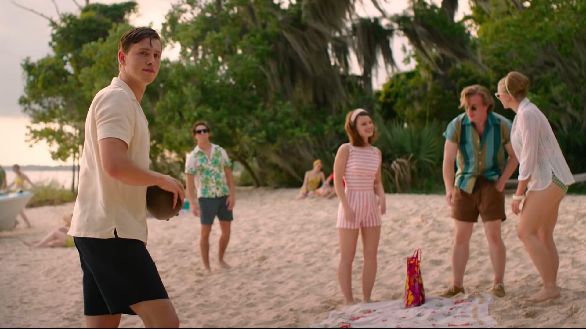 A Kya, la chica salvaje, la acusan del asesinato de Chase Andrews (Harris Dickinson), un joven acomodado que le había propuesto matrimonio.