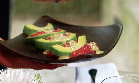 El aguacate la va muy bien con las ensaladas.