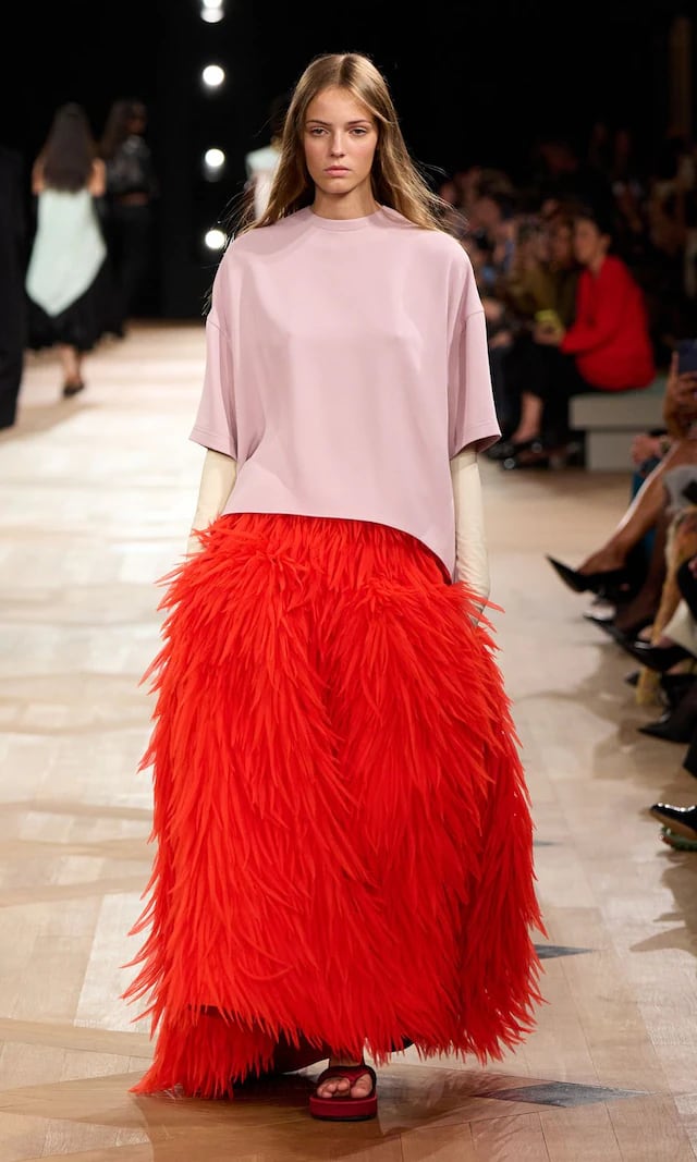 Las plumas mandarán la parada este 2026. Preparese para un año lleno de maximalismo.