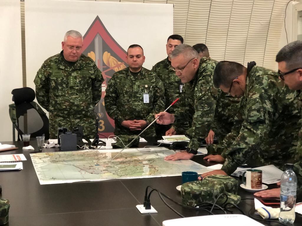 La cúpula militar en Norte de Santander revisa en el mapa la zona donde se produjo el vil atentado contra una unidad militar conformada en su mayoría por jóvenes entre los 19 y 23 años de edad.